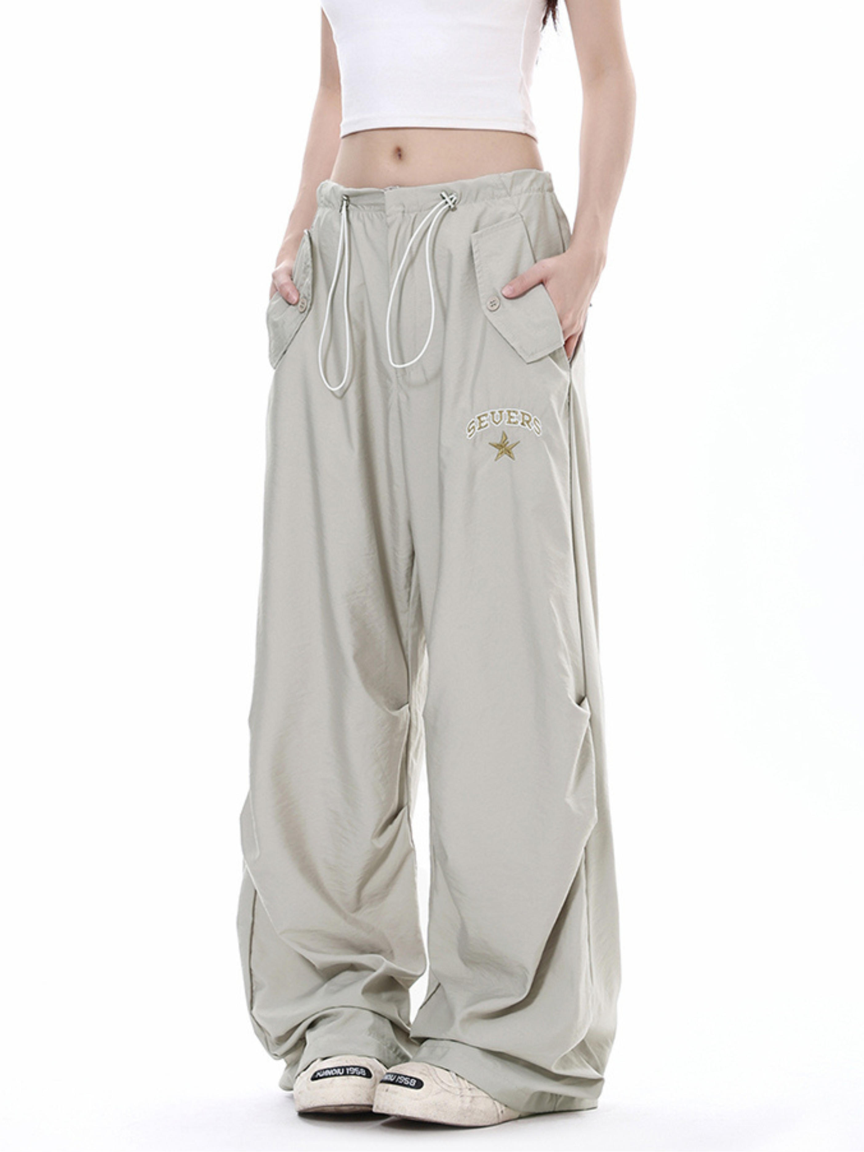 ThornCase - Women's Multi-Pocket Pleated Cargo Pants