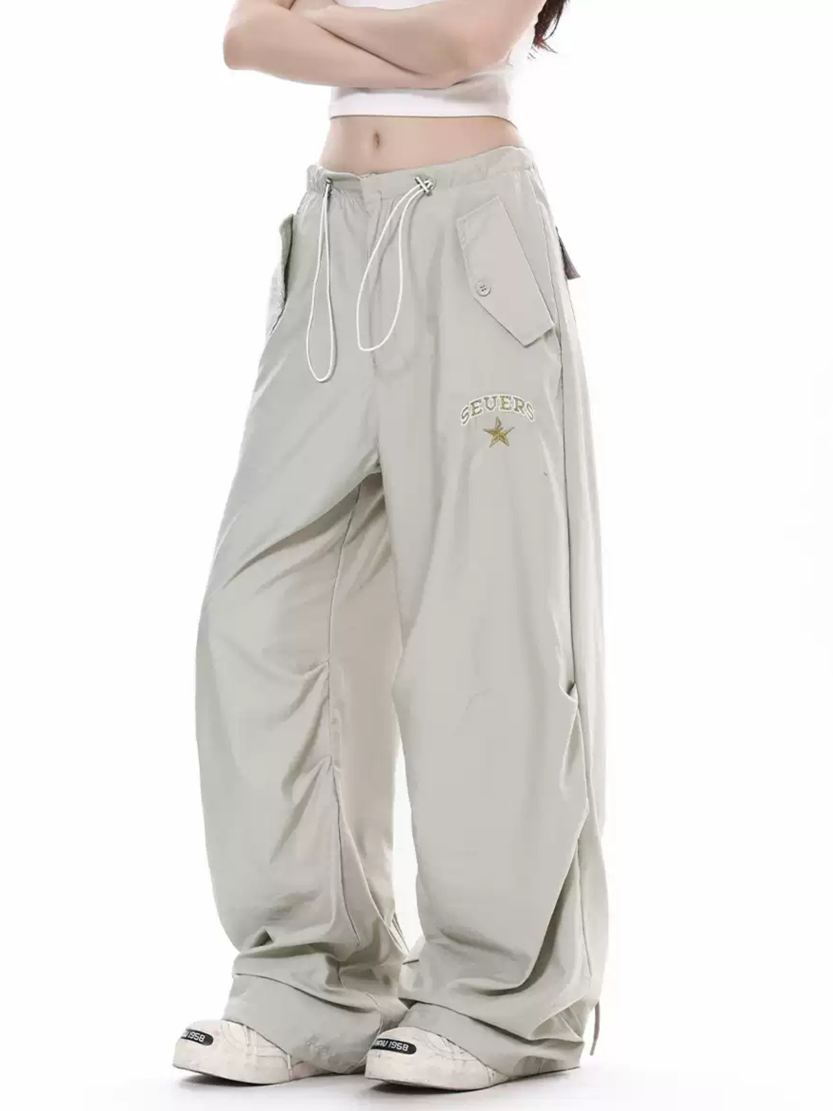 ThornCase - Women's Multi-Pocket Pleated Cargo Pants